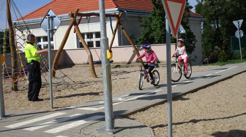 CYKLISTICKÉ AKTUALITY: Počernice budou mít nové cyklomapy Během léta se začnete v Horních Počernicích potkávat s novými cyklomapami na dřevěných stojanech.