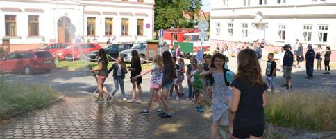 nejlepších škol z celé Prahy, byla dobrou výzvou ke zlepšení osobních výkonů. Trochu se smůlou děvčata zůstala na méně oblíbeném, leč vynikajícím 4. místě. Stejně dopadly i dívky z prvního stupně.