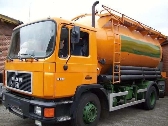 nosnost: 3 t - hmotnost: 550 kg - rozměry (dxšxv): 3,5x2x0,5 m Nákladní automobil, silo: Použití: Bude použit pro přepravu suchých směsí na stavbu a pro uskladnění do transportního sila.