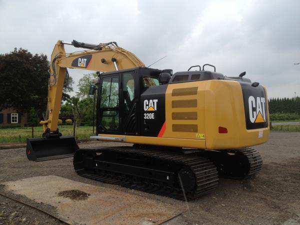 Technické specifikace: Komatsu PC 18 MR - výkon motoru: 11,6 kw - objem svahové lopaty (š 1,3 m): 0,09 m 3 - objem lopaty rýpadla (š 0,6 m): 0,08 m 3 - objem lopaty rýpadla (š 0,3 m): 0,04 m 3 - max.