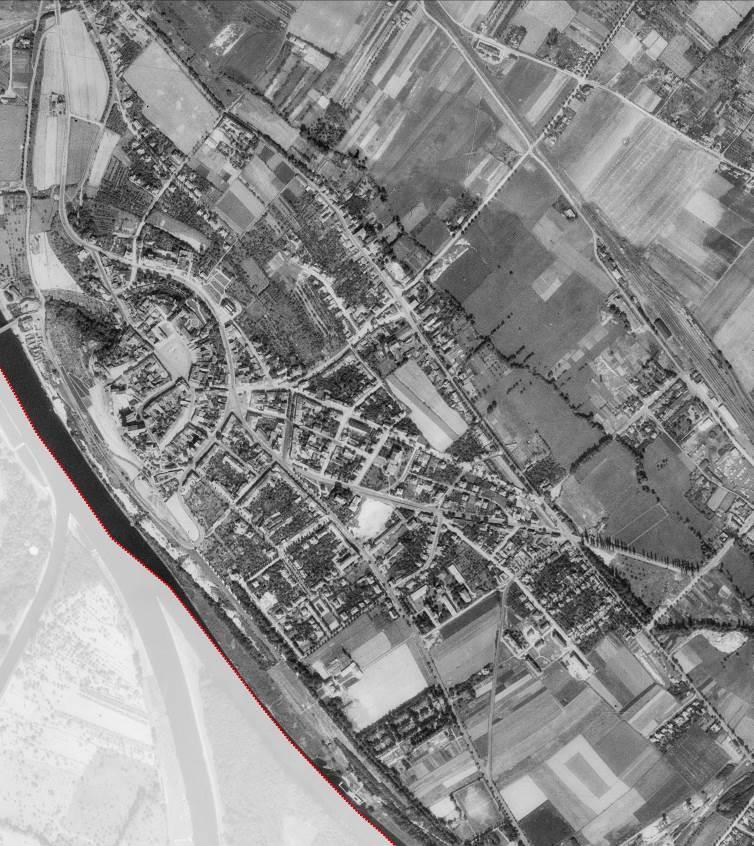 Mělník na leteckém snímku z roku 1954.