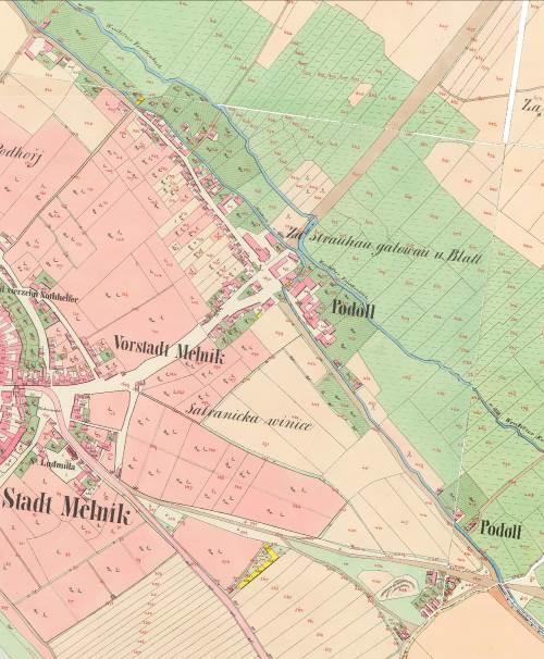 Větší usedlosti se řadily na straně k říčce, teprve později vznikaly i na protější straně drobné domky (dnes