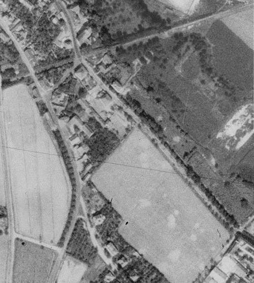 Osada byla přičleněna k Mělníku roku 1923. Zákres osady Záduší ve Stabilním katastru, mapováno roku 1842. Místní část Záduší na leteckém snímku z roku 1954.
