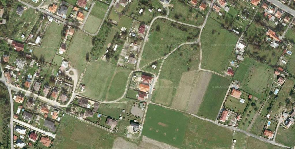 Komunikace s vyloučeným přístupem motorové dopravy, určené především pro provoz chodců nebo cyklistů (D2).