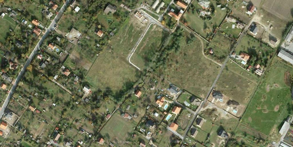 Závažným problémem je dopravní dostupnost pásu území podél silnice I/9. Obytné plochy nejsou vybaveny systémem obslužných ani sběrných komunikací.
