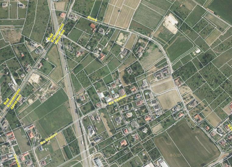 Některé stávající objekty pro bydlení nejsou dostupné po komunikaci, která by měla dostatečné prostorové parametry, regulační plán navíc stabilizované úzké cesty dál v řešení nerozvíjí.