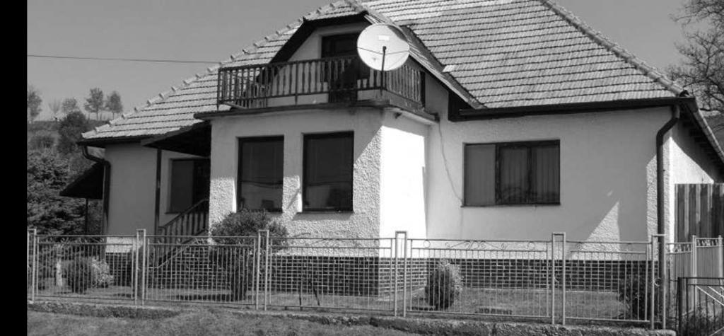 np 1360 l Hľadám 2 izbový byt s balkó nom do prenájmu. Inf. m 0905 768 343.