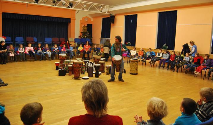 Drum Circle je forma skupinového bubnování. Děti sedící v kruhu hrají na různé druhy bubnů a perkusních nástrojů (djembe, tubana, djun djuny, frame drumy, tamburíny, chřestítka).