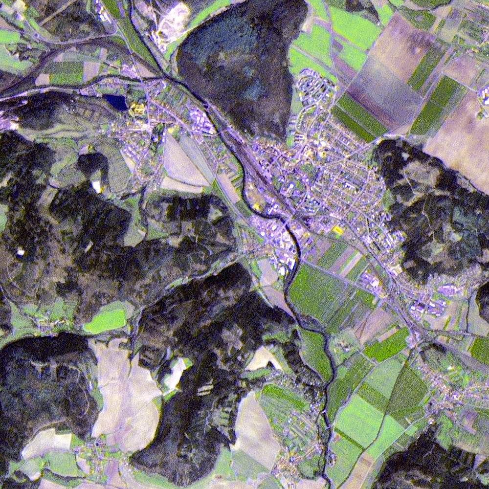 Hlavní využití: mapování základních druhů povrchů, landuse a landcover. Indické družice poskytují snímky s rozlišením od 6 m do řádově stovek metrů.