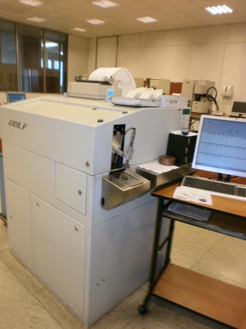 Na zabezpečenie plynulého chodu laboratória máme k dispozícii Opticko emisné spektrometre ( OES ) rontgenfluorescenčné analyzátory (RFA ) ďalšie špeciálne analyzátory na stanovenie jedno prípadne
