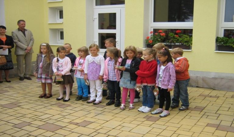 Zahájení školního roku 2012/2013 Někteří se na den 3. září těšili, někdo méně a někdo dokonce vůbec. S koncem prázdnin nám začala opět škola, ale tentokrát s překvapením.