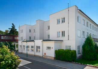 Na hotel Grand přímo navazuje 20metrový krytý, vyhřívaný bazén. Součástí hotelu je také kavárna a prodejna.