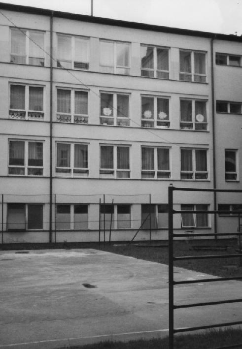 učebního kurzu, ale ty byly nakonec zrušeny. Vzrůstající počet žáků se tedy řešil přemístěním do pobočky školy v tehdejší Marxově ulici (nyní ZŠ Vyškov, Na Vyhlídce).