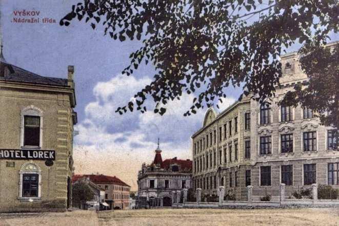 1913