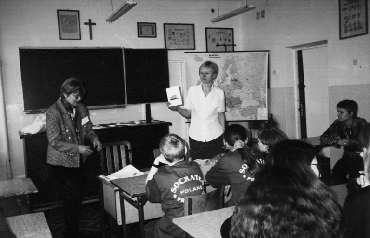 stupně a učitelé neangličtináři z 2. stupně. Jak probíhala spolupráce mezi školami? Hlavním prostředkem komunikace byla elektronická pošta, fax a telefon.