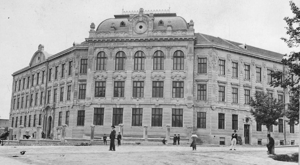 1908, když podotkl: Není školy měšťanské na Moravě, jež by se jí rovnala. / 4 O žáky neměla škola nouzi. Ve školním roce 1908/1909 bylo zapsáno 360 dětí, 216 chlapců a 144 dívek.
