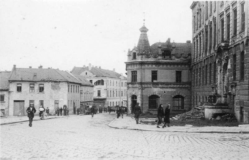 Některé místnosti musely být uvolněny pro německou školu a čeští žáci měli vyučování na směny. Kabinety byly přemístěny do sklepa, řada pomůcek byla zničena.