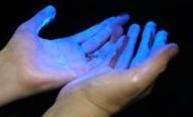 Existují systémy, umožňující pod UV zářením zkontrolovat stav desinfekce rukou desinfekce