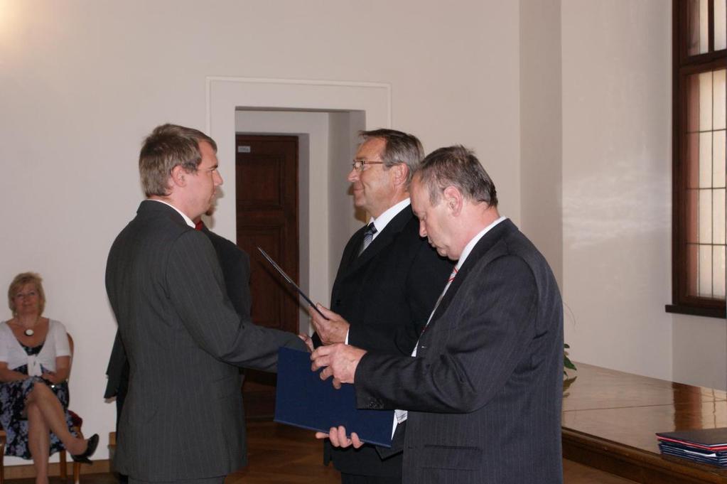 Předávání diplomů absolventům na českobudějovické radnici.