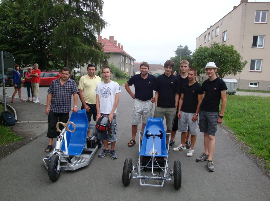 všichni se musíme zbavit závislosti na ropě jako jediném zdroji energie. Proto se naše automobilní škola rozhodla vyrobit ekologické vozítko.