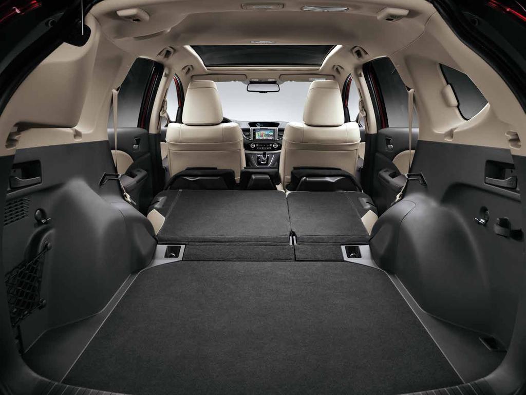 VNITŘNÍ PROSTOR : 15 ZADNÍ SEDADLA S AUTOMATICKÝM SKLÁPĚNÍM JEDNÍM POHYBEM UŽÍVEJTE SI FLEXIBILITU Model CR-V, při jehož vývoji bylo pamatováno na pohodlí a přizpůsobivost, byl navržen tak, aby