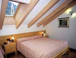 18 ne HOTEL ALLA ROSA 2 DĚTI C 14 / 15 2 km poloha: Predazzo, centrum - 50 m, skiareál Ski Center Latemar - 2 km, skibus - 50 m vybavenost a služby: recepce / malá lobby / bar, restaurace,