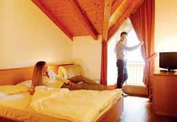 22 ne APARTMÁNOVÝ DŮM TESERO C 17 5,5 km upřesnění: menší apartmánový dům se 3 apartmány, z nichž každý má svůj vchod poloha: Tesero, centrum - 350 m, skiareál Alpe Cermis - 5,5 km, skiareál Ski