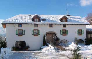 35 ne RESIDENCE MASO CHELÓ C 27 1 km poloha: Cavalese - lokalita Milon, centrum Cavalese - 2,5 km, skiareál Alpe Cermis - 1 km vybavenost a služby: zahrada s dětským hřištěm, úschovna lyží, vyhrazené