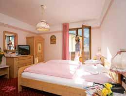 8 ne SPORT HOTEL S SASS MAOR C 9 2,5 km poloha: Predazzo, centrum - 200 m, skiareál Ski Center Latemar - 2,5 km, skibus - 30 m vybavenost a služby: recepce / malá lobby / wi-fi připojení k internetu,