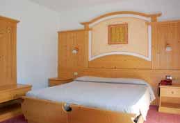 12 ne HOTEL SAN VALIER C 11 300 m poloha: Cavalese, centrum - 300 m, skiareál Alpe Cermis - 300 m, skibus - 50 m vybavenost a služby: recepce / menší lobby s krbem / bar / internet point* / wi-fi