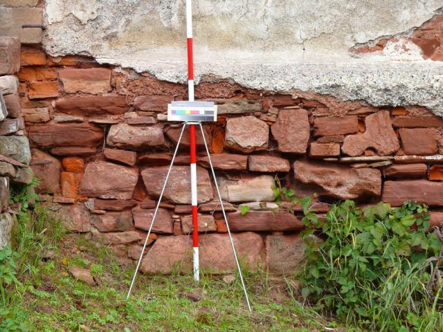 Snímek: NS o ploše do cca 2 m 2 měřítko nákresu 1:10 až 1:5: lze podrobně zakreslit spárořez (a to proto, že v historickém zdivu mají význam i tloušťky spár, které ve větším zmenšení např.