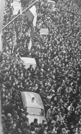 7. Noční manifestace na Václavském náměstí oslavující první