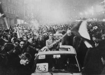14. Bouřlivé oslavy vítězství na Václavském