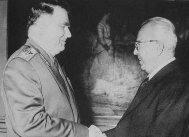26. Hlavní aktéři Dubčekova pádu: Gustáv Husák vítá