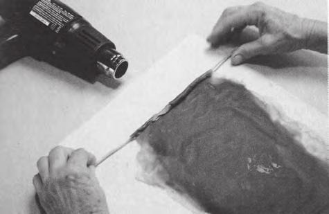 Na jednu svíčku budete potřebovat asi 110 gramů filtrovaného včelího vosku; do standardní plechovky se vejde skoro půl kila.
