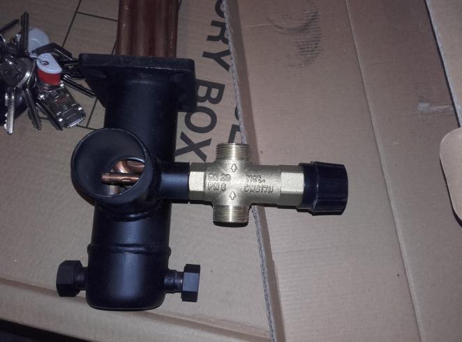 1. Odstraňte horní přírubu na vývod z kotle 2. Vsuňte do otvoru celé tělo smyčky a použijte nové ploché těsnění. Použijte M10X25 matice. 3.