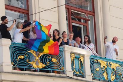 Reprezentativní akce Vyvěšení duhové vlajky na budově magistrátu V poledne prvního dne festivalu 6.