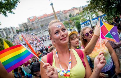 Václava proto náměstí opustil Opletalovou ulicí, odtud zabočil do Hybernské a z Náměstí Republiky již pokračoval po své obvyklé trase směrem na Letnou.