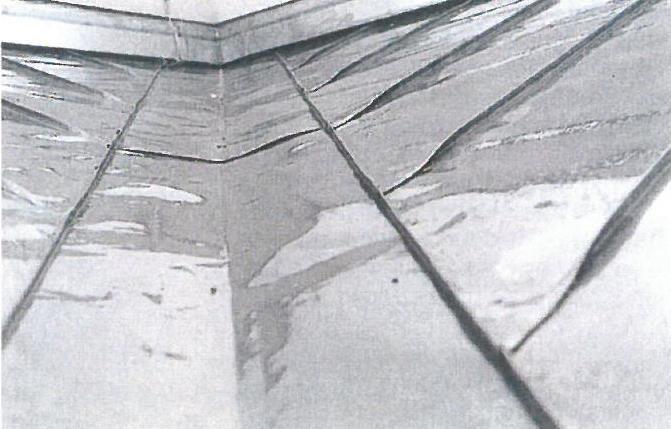 50 m dlouhého žlabu navrženo na jeho konci (i když dimenze žlabu odvodňované střeše vyhoví) vzniknou nutně při použití pryžových dilatačních vložek ve žlabu místa s negativním spádem - tedy místa