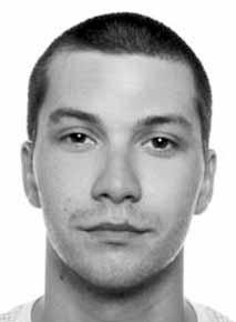 března po půlnoci si hlídka ve Wolkerově ulici všimla občana, který chytal na kliky vozu a přitom vykřikoval: otevři! Uvnitř se však nikdo nenacházel. Proto se strážníci vydali muže zkontrolovat.