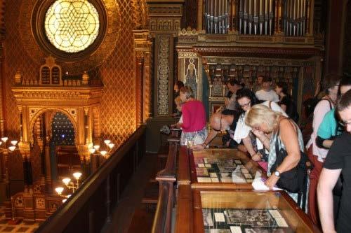 metropole v tak trochu jiném světle. Zástupům návštěvníků se 9. června od 22.30 otevřely dveře Maiselovy synagogy s expozicí věnovanou dějinám Židů v českých zemích v 10. 18.