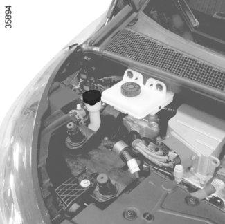 HLADINY (2/2) Brzdová kapalina Kontrola hladiny se provádí při vypnutém motoru a vozidle stojícím na vodorovném povrchu.
