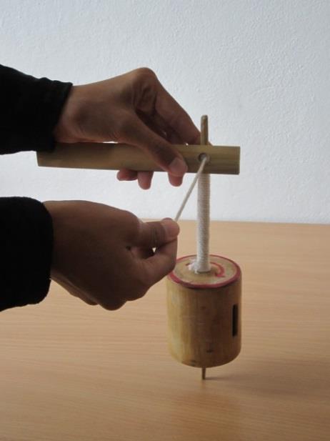 Káča z bambusu Káču roztočíme pomocí šňůrky a tyče s dírkou.