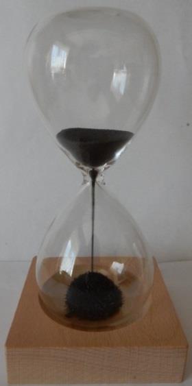 Magnetické přesýpací hodiny V těchto hodinách po dobu 60 sekund padají místo písku feromagnetické částice.