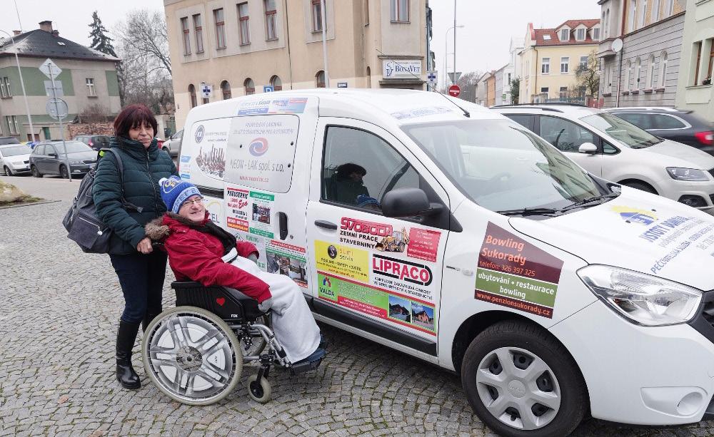 5 Sociální automobil Sociální automobil nám zajistila českomoravská reklamní společnost Kompakt, spol. s r.o. Děkujeme všem podnikatelským subjektům z našeho regionu, kteří si zakoupily reklamu na tomto voze, za úžasný vánoční dárek.