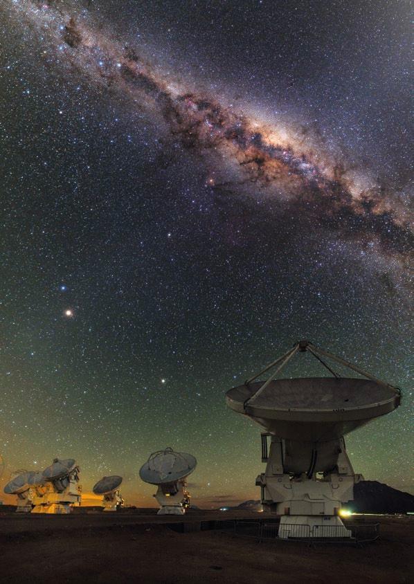 ALMA Vysoko na náhorní plošině Chajnantor v chilských Andách provozuje ESO se svými partnery největší astronomický projekt na světě, soustavu radioteleskopů ALMA (Atacama Large Millimeter/