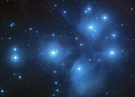 17. 11. 2017 M45 v nejlepší pozici pro pozorování Plejády, nazývané také Kuřátka, Sedm sester mají v Messierově katalogu označení M 45. Je to velice nápadná mladá otevřená hvězdokupa v souhvězdí Býka.