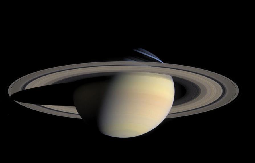 Saturnovy prstence Cassiniho dělení tmavá mezera v prstencích oddělující prstence A a B, je široká 4