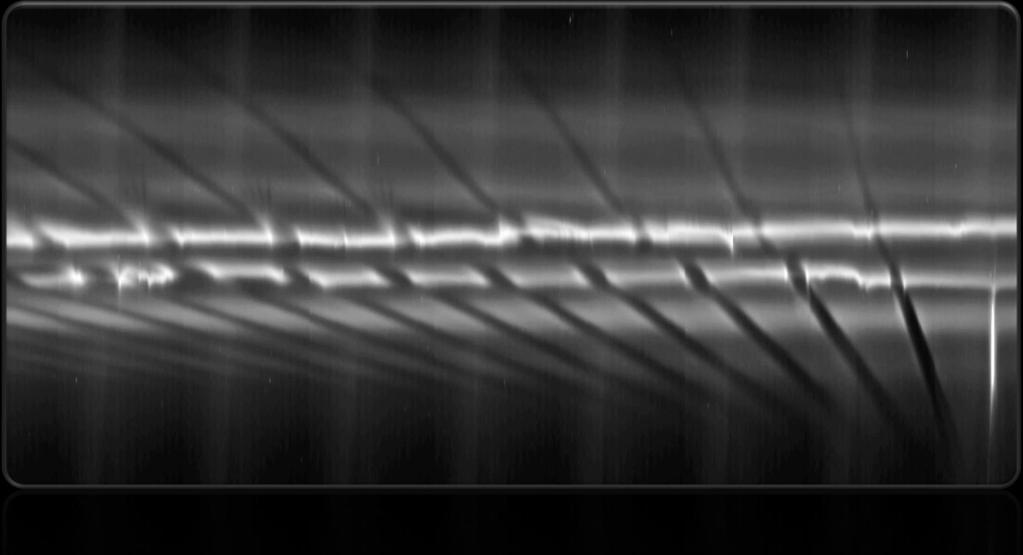 Saturnovy prstence shluky jemných ledových částeček uvnitř prstence F vytváří