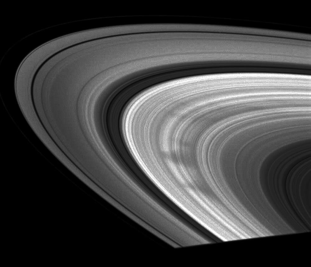 Saturnovy prstence Tmavé vzory v prstencích tmavé struktury připomínající špice uvnitř kola, mají klínový tvar existují pouze několik hodin, jedná se o oblaka